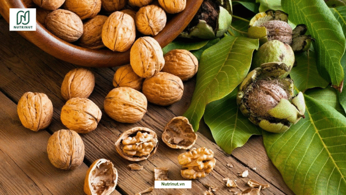 Hạt óc chó tươi trong vỏ