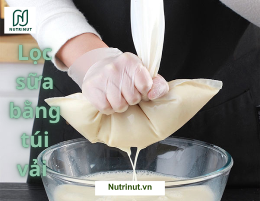 Lọc sữa hạt óc chó mịn thơm tại nhà sau khi say nhuyễn