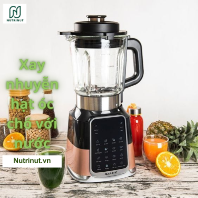 Xay nhuyễn hạt óc chó giúp sữa hạt óc chó với nước để làm sữa hạt óc chó thơm ngon tại nhà